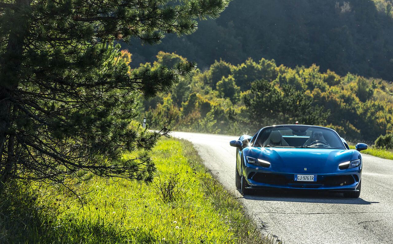フェラーリ296GTSにイタリアで試乗──クルマを操る純粋な喜びをとことん味わわせてくれる|Ferrari