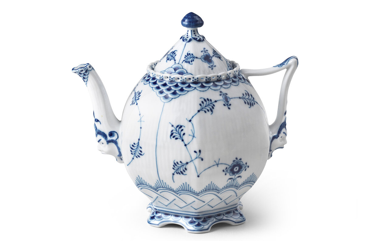 精緻な手描きが光る逸品。壮観なコレクションとともに2023年の食卓を｜Royal Copenhagen 