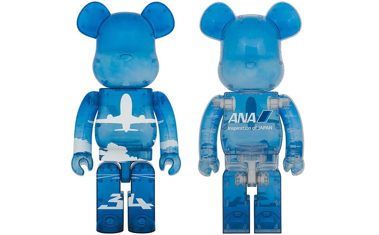 ANA × BE@RBRICKの新作は大空に飛び立つ飛行機をイメージした1000%モデル | MEDICOM TOY