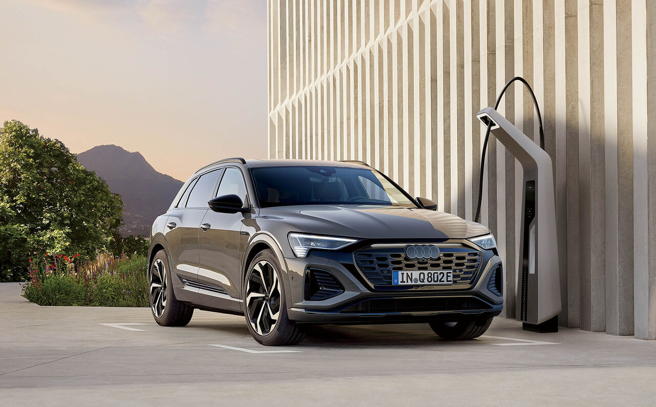 アウディ、電動SUVのトップモデルとしてQ8 e-tron / Q8スポーツバックe-tronを発表｜Audi