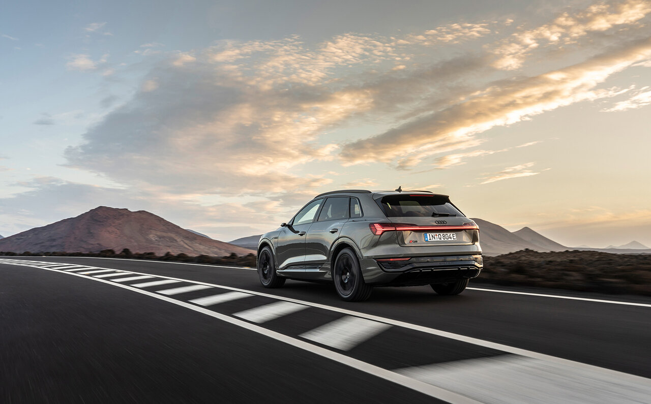 アウディ、電動SUVのトップモデルとしてQ8 e-tron / Q8スポーツバックe-tronを発表｜Audi