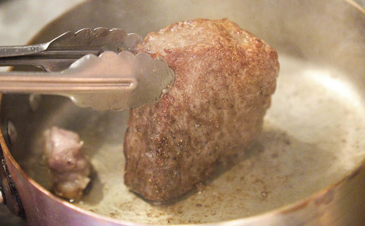 金曜の夜をいつもより少しだけ贅沢に ブラッスリー ポール・ボキューズ 銀座が極限までこだわったパリスタイルのステーキの神髄｜EAT