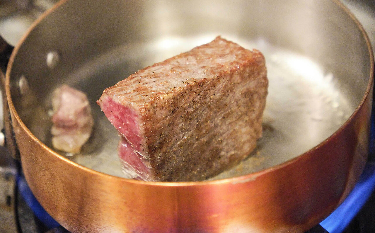 金曜の夜をいつもより少しだけ贅沢に ブラッスリー ポール・ボキューズ 銀座が極限までこだわったパリスタイルのステーキの神髄｜EAT