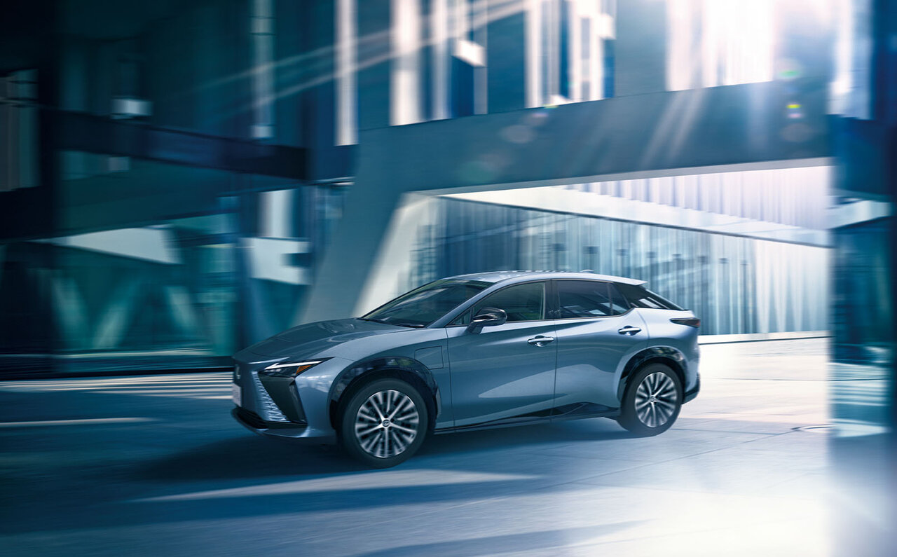 BEVを軸とするブランドへの変革の起点──レクサス、初のBEV専用モデル新型「RZ450e」を発売｜LEXUS