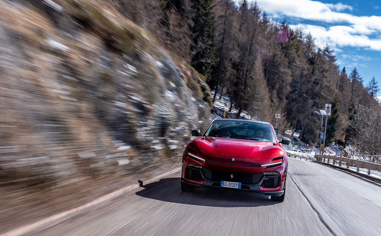 フェラーリプロサングエに北イタリアで試乗──快適性と多用途性を兼ね備えたオールラウンドスーパーカー｜Ferrari