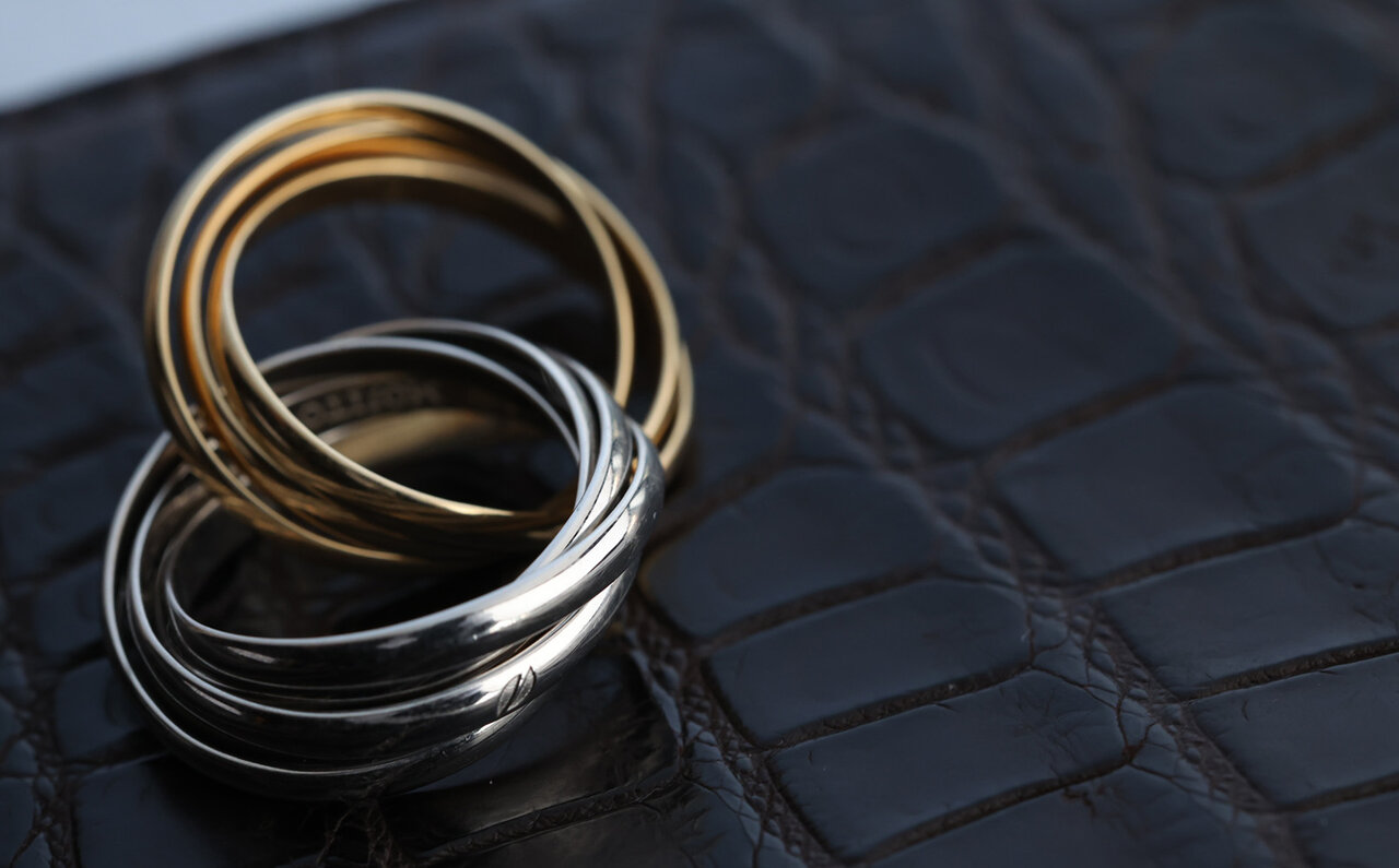 価値ある８連リングを発見する。知性と色気が絡み合う、プラチナとYGのオニオンリング®｜MOJITO