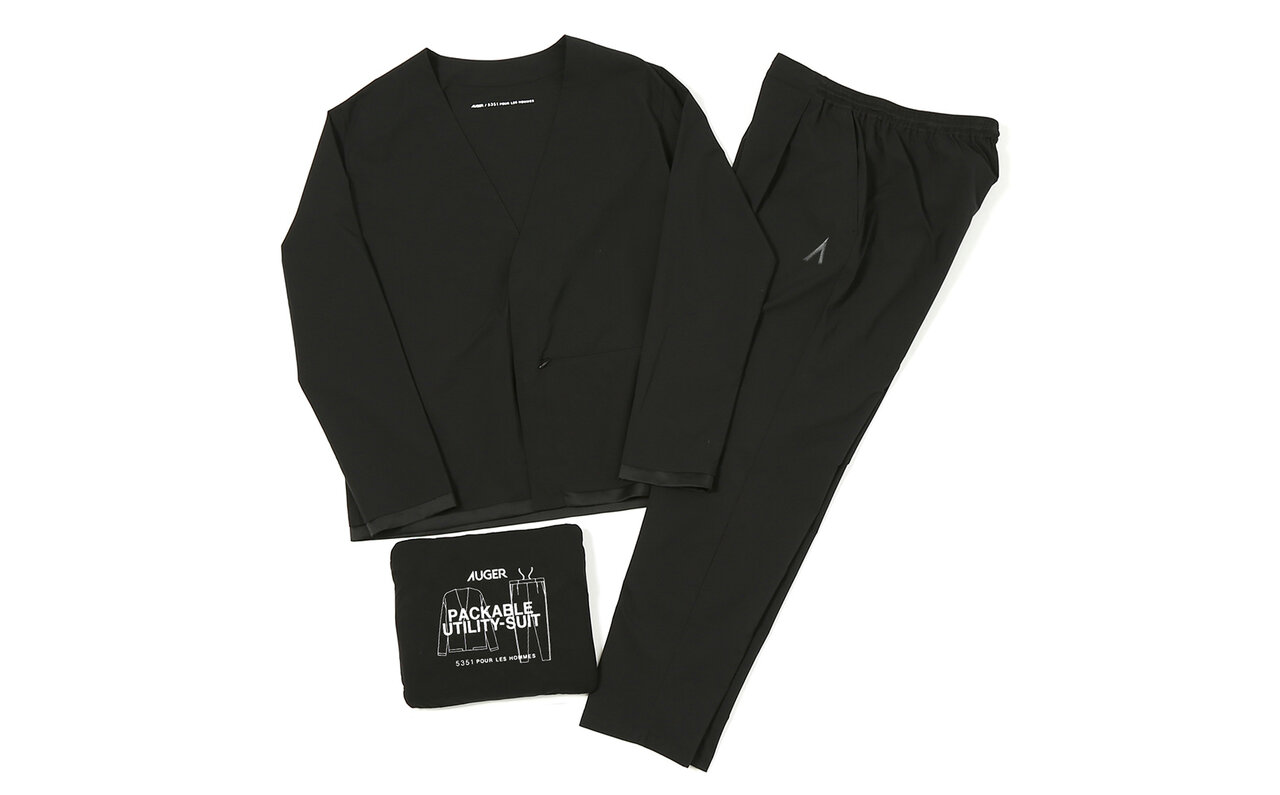 デザインは、「AUGER」と「5351POUR LES HOMMES」共通のブランドカラーである、ブラックをベースとしたシックな仕上がりで、外出時はもちろんルームウェアとしても幅広いシーンで着用できる。持ち運びの際には、付属のケースに畳んで収納することが出来る仕様となっているのも嬉しいポイント。
