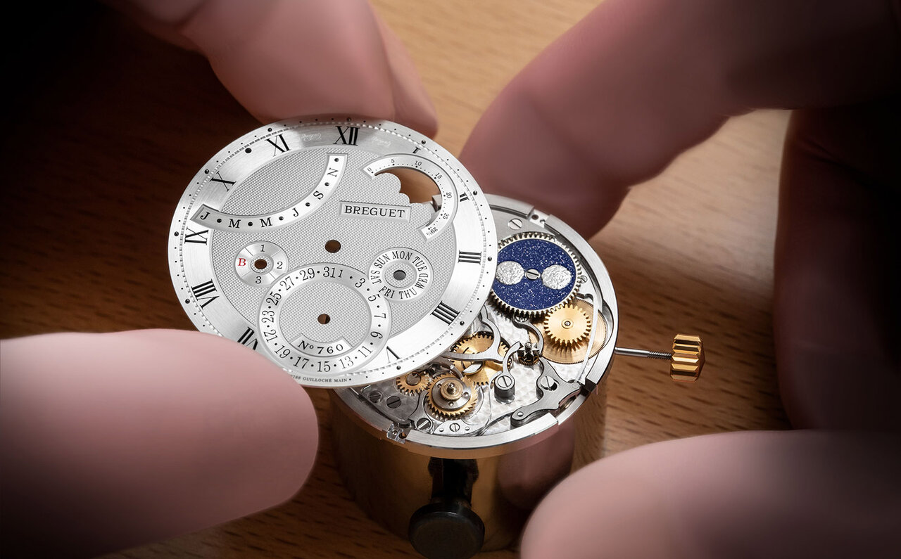 パーペチュアルカレンダーに新たなアレンジを加えた「クラシック パーペチュアルカレンダー 7327」｜BREGUET