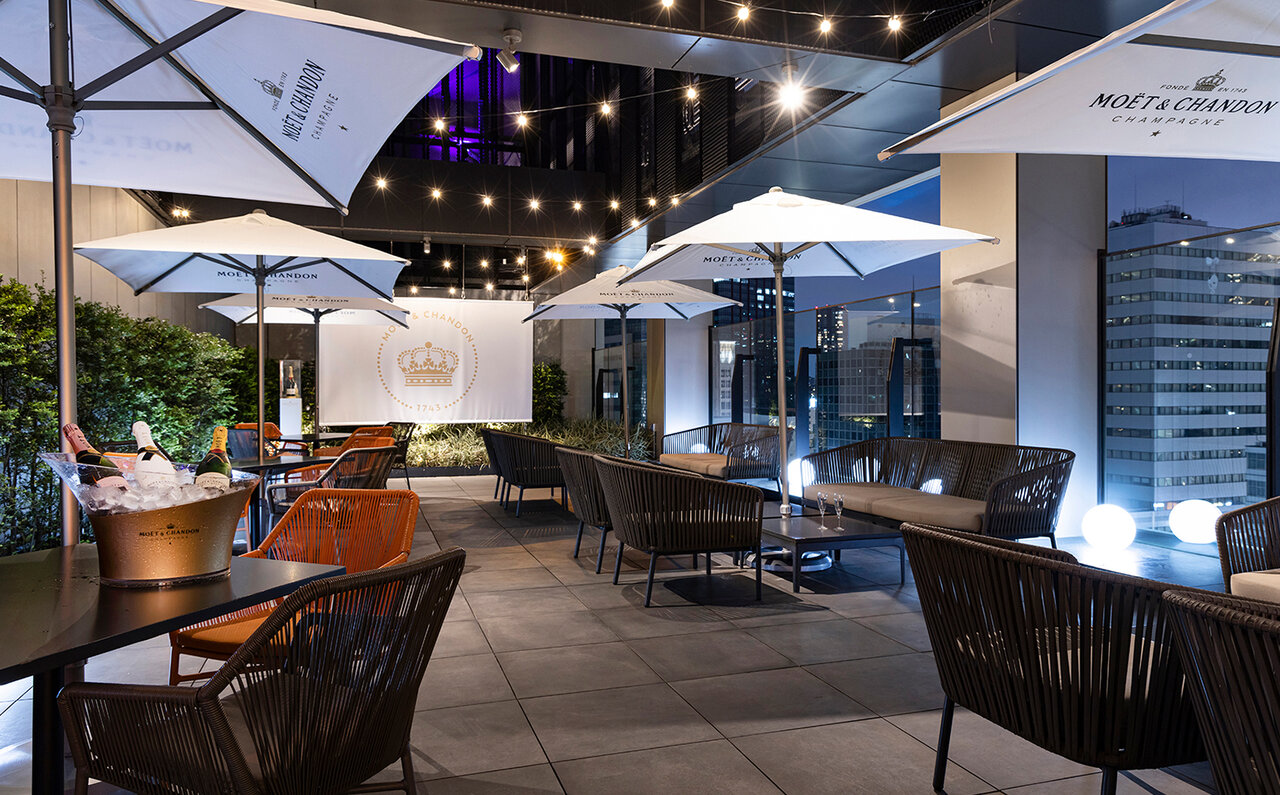 「モエ・エ・シャンドン」3種とワイン10種の夏季限定フリーフロー。プルマン東京田町のルーフトップバーで味わう｜EAT