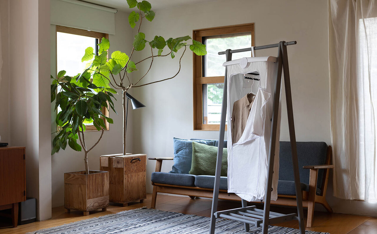洗濯物を吊るして乾燥。電気代は一般的な乾燥機の1/2以下の「コンパクト衣類乾燥機」｜±0