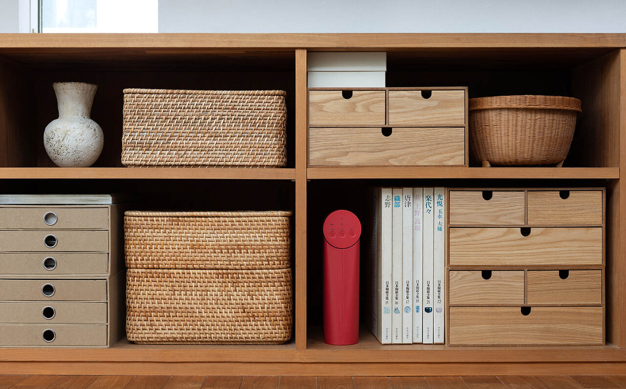 洗濯物を吊るして乾燥。電気代は一般的な乾燥機の1/2以下の「コンパクト衣類乾燥機」｜±0