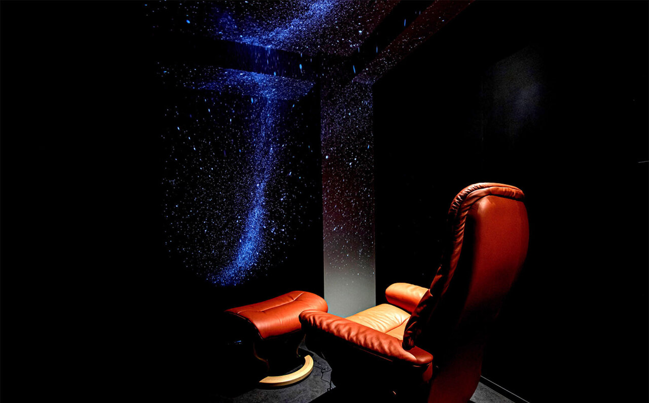 プラネタリウム空間で行う熟眠ヘッドスパ「QUIRON」の、この夏限定スペシャルケア|BEAUTY