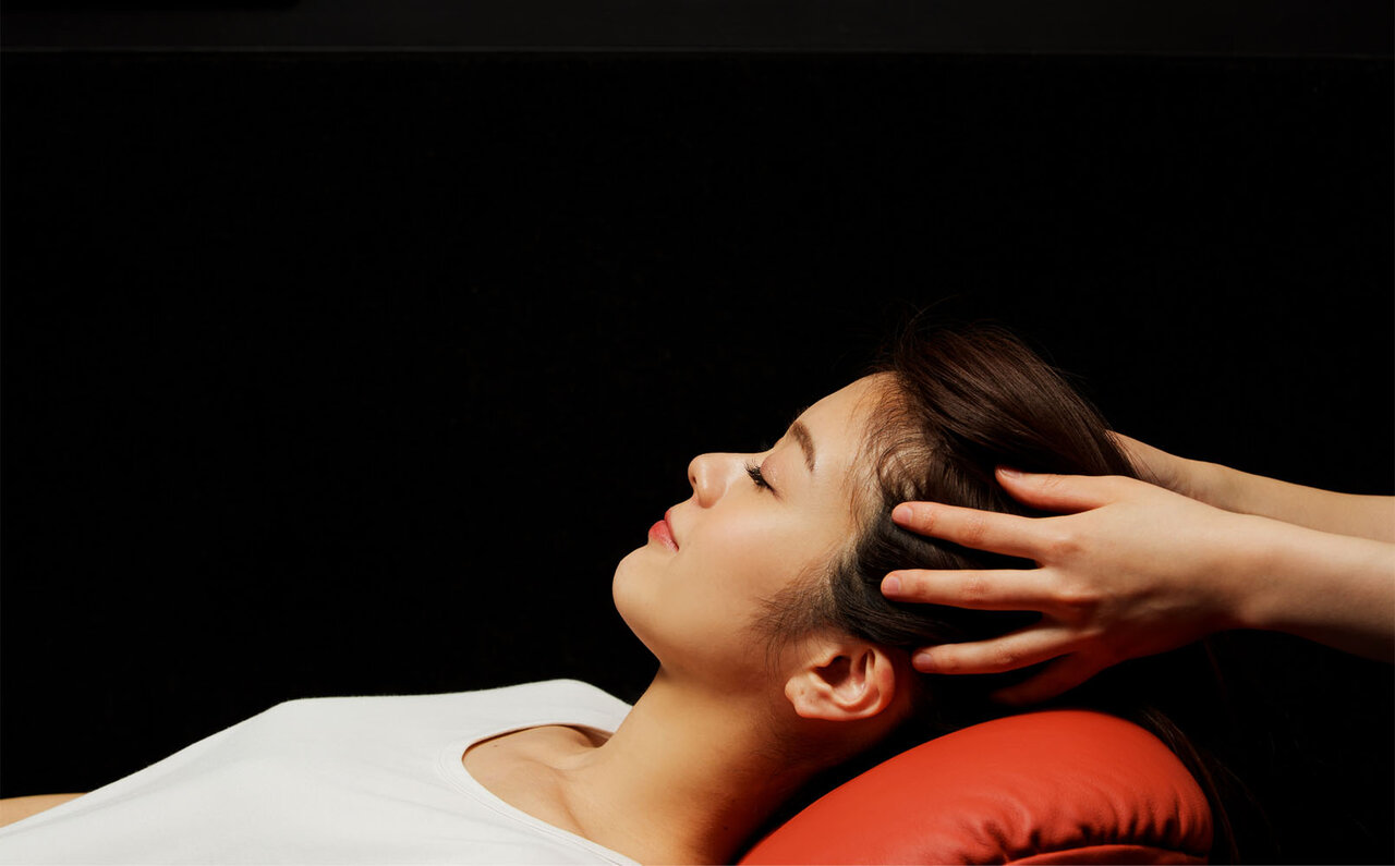 プラネタリウム空間で行う熟眠ヘッドスパ「QUIRON」の、この夏限定スペシャルケア|BEAUTY