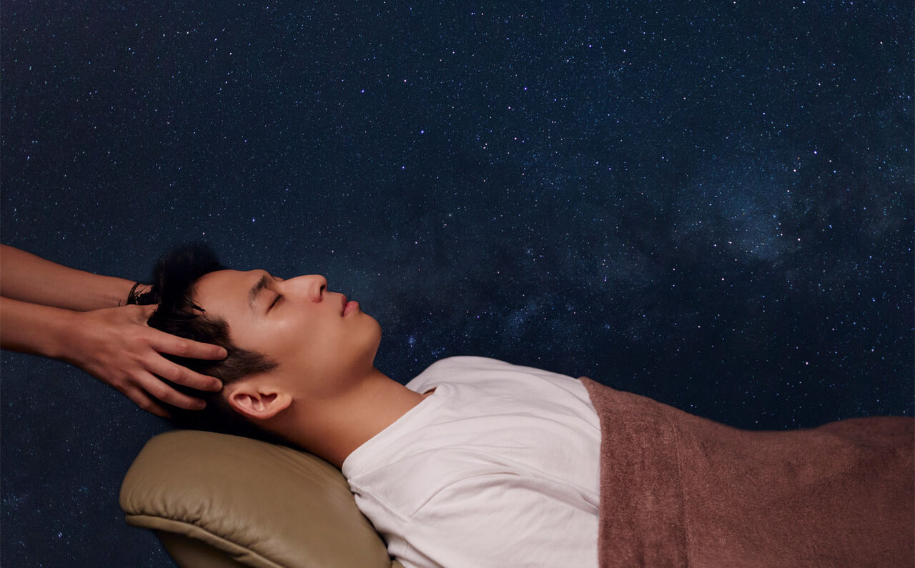 プラネタリウム空間で行う熟眠ヘッドスパ「QUIRON」の、この夏限定スペシャルケア|BEAUTY