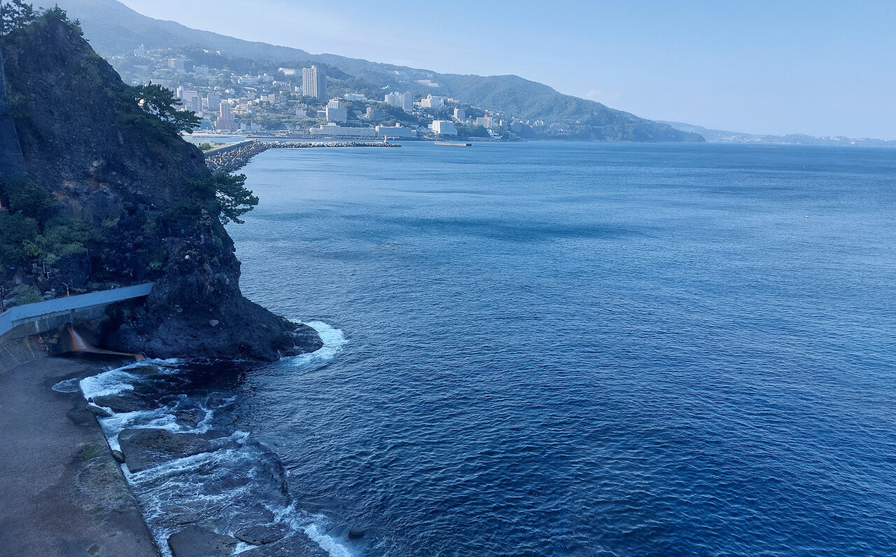 歴史深い温泉・昭和文化・大海原のアクティビティ 1泊で3日分を楽しめる 「ホテルニューアカオ」が昭和98年のいま復活|TRAVEL