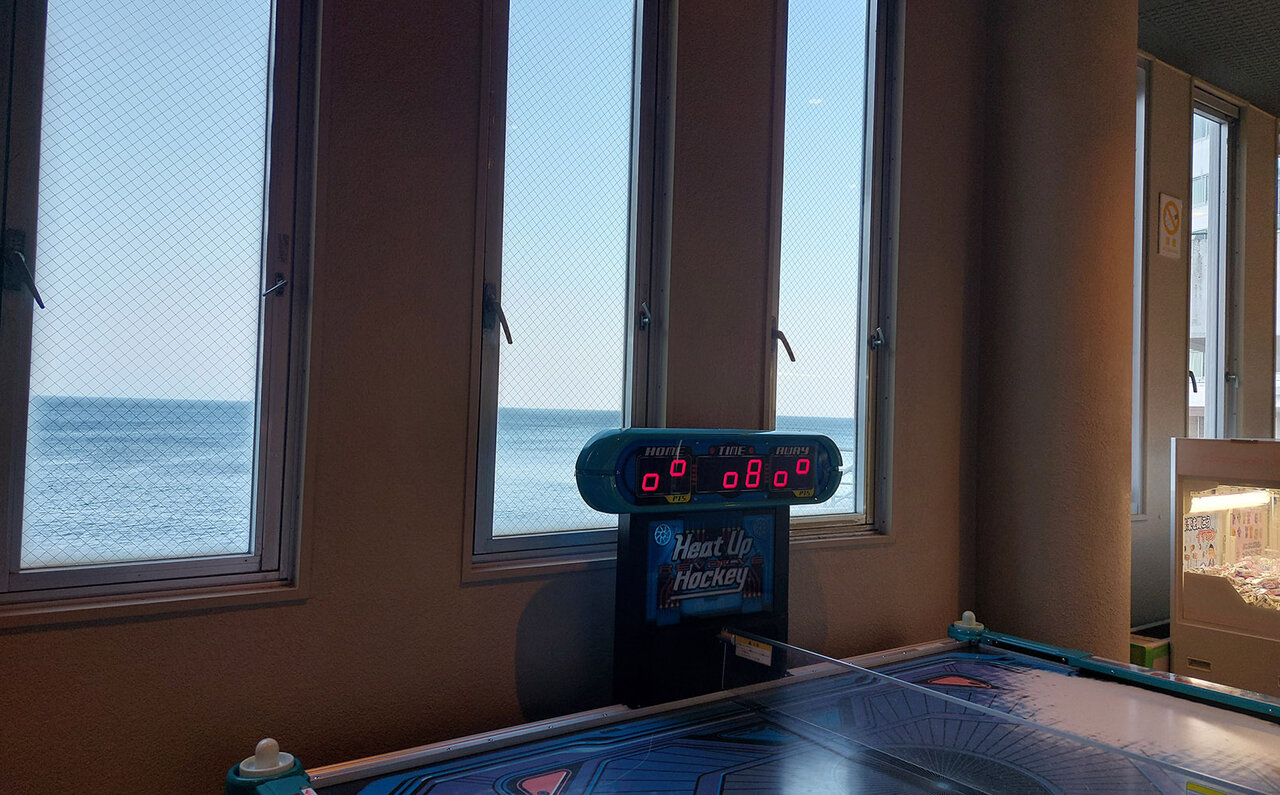 歴史深い温泉・昭和文化・大海原のアクティビティ 1泊で3日分を楽しめる 「ホテルニューアカオ」が昭和98年のいま復活|TRAVEL