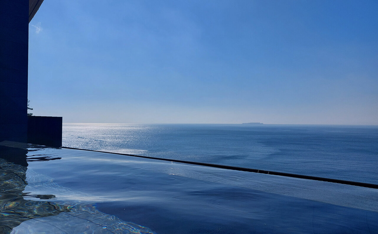 歴史深い温泉・昭和文化・大海原のアクティビティ 1泊で3日分を楽しめる 「ホテルニューアカオ」が昭和98年のいま復活|TRAVEL