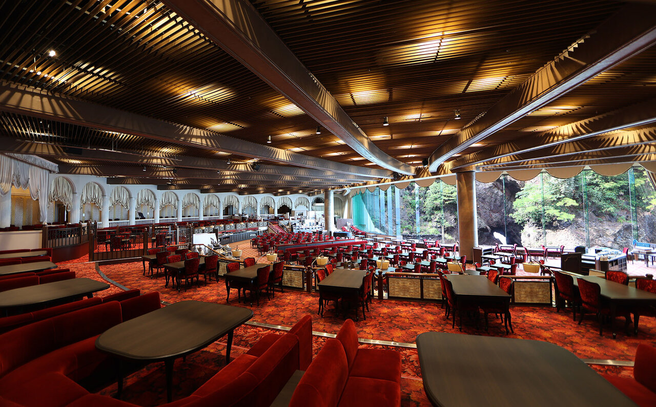 歴史深い温泉・昭和文化・大海原のアクティビティ 1泊で3日分を楽しめる 「ホテルニューアカオ」が昭和98年のいま復活|TRAVEL