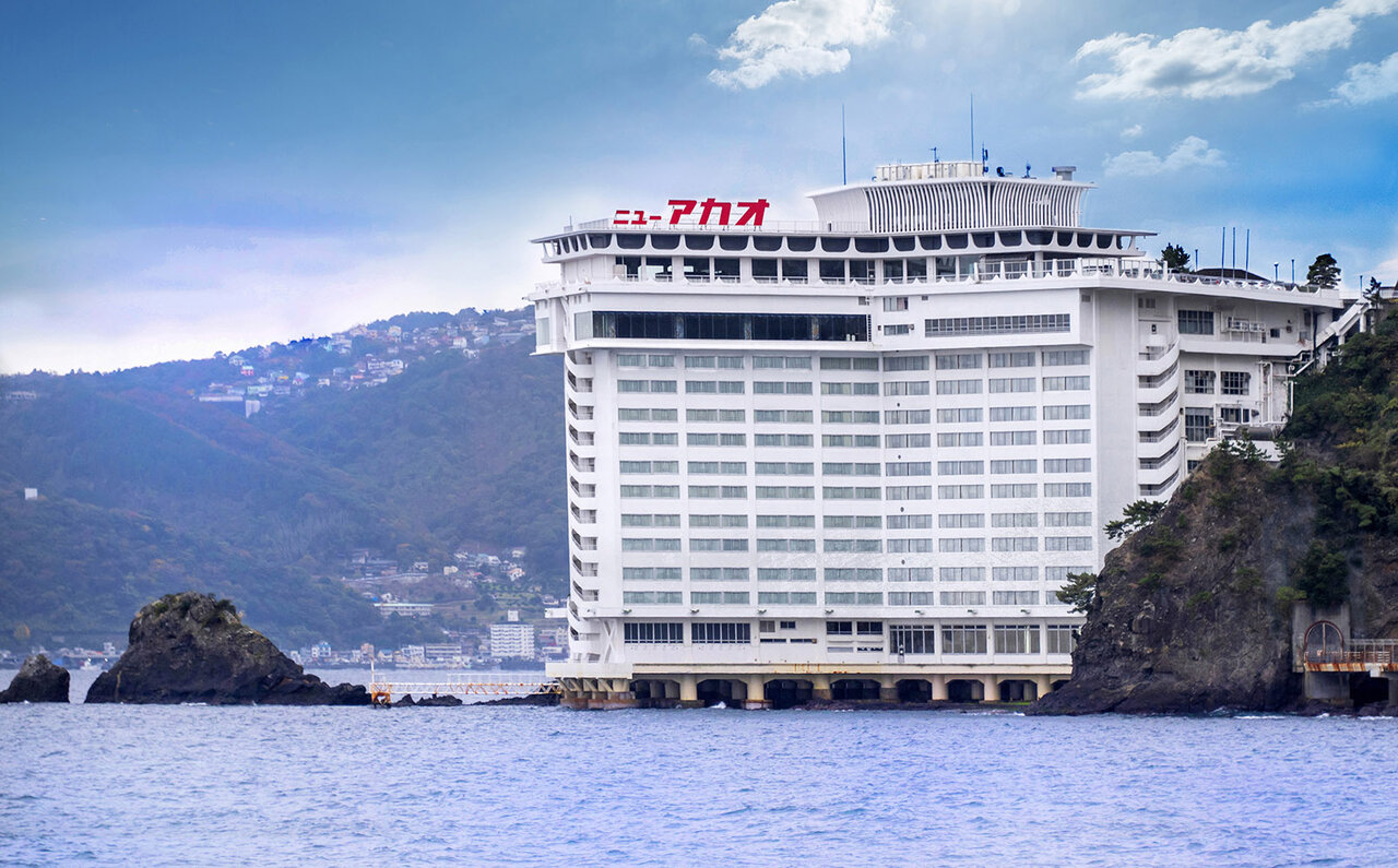 歴史深い温泉・昭和文化・大海原のアクティビティ 1泊で3日分を楽しめる 「ホテルニューアカオ」が昭和98年のいま復活|TRAVEL