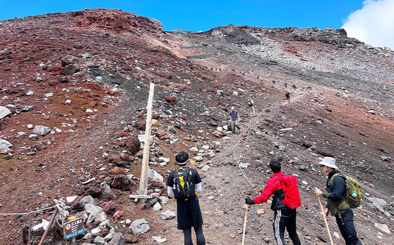吉田ルートで登る日本の象徴。肌で体感する歴史。｜TRAVEL