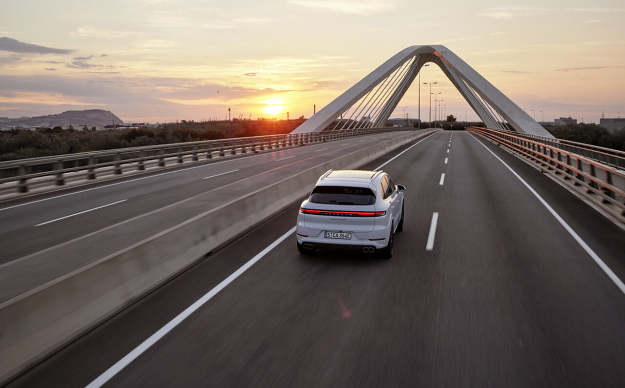 新型ポルシェ カイエンに史上もっともパワフルなモデルが登場｜Porsche