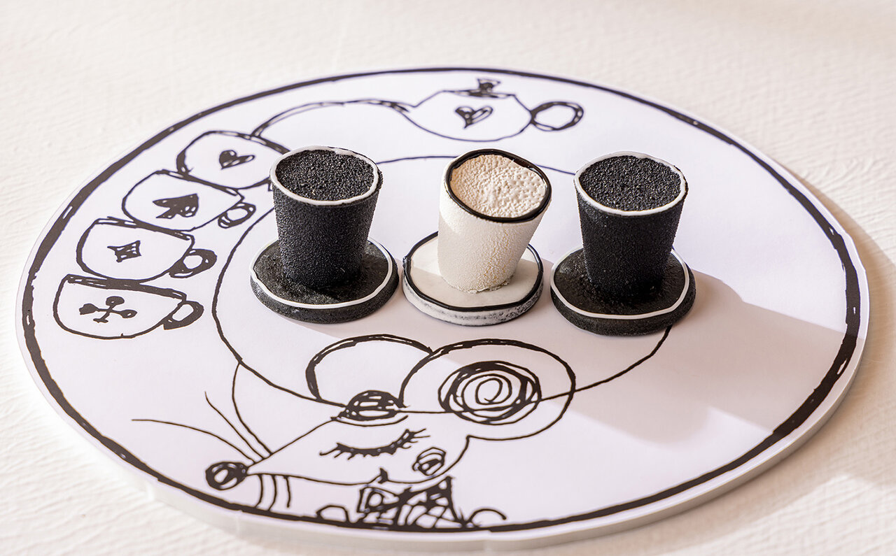 絵本の世界を体現したスイーツビュッフェ「絵本の国のアリス」がヒルトン東京で開催中|EAT