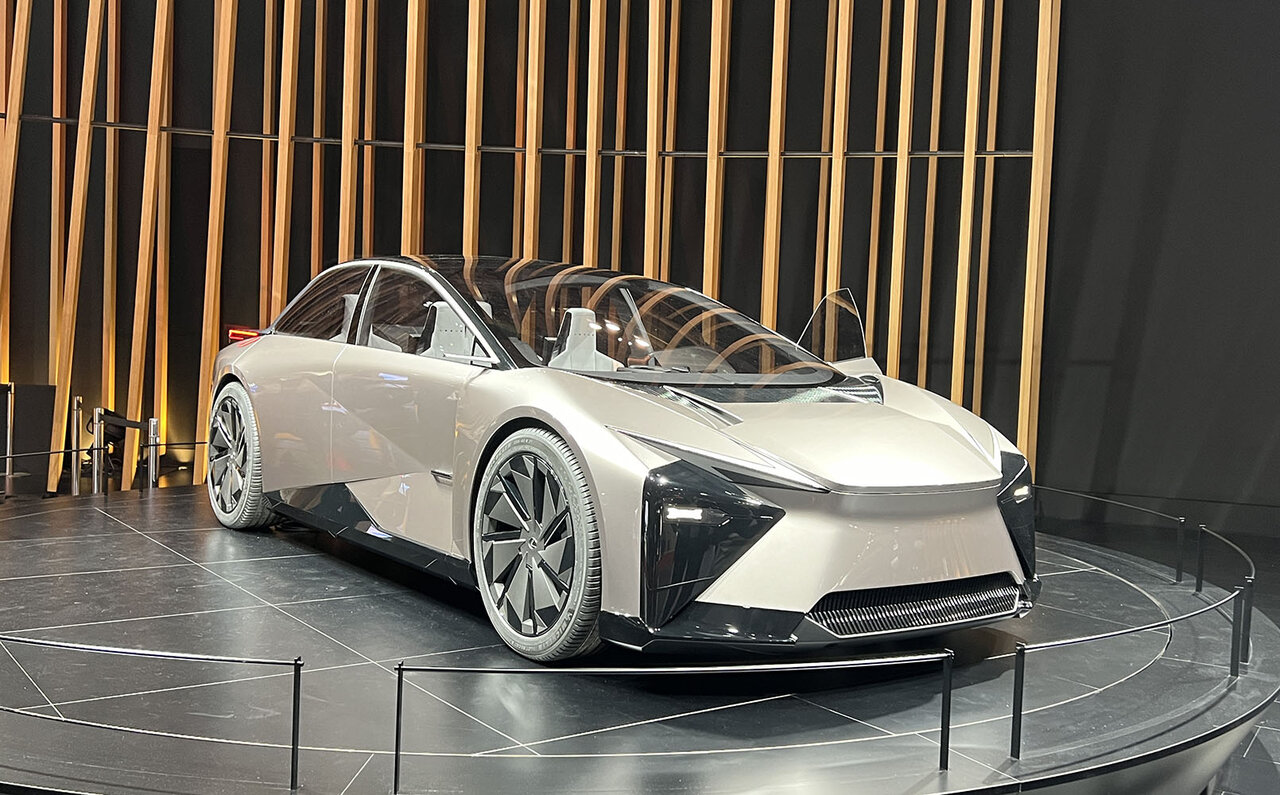 “クルマ屋レクサス”のビジョンを示した2台のBEVコンセプトモデルを世界初披露｜LEXUS