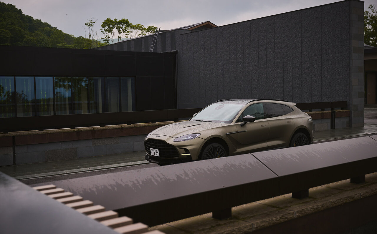 世界で最もパワフルなSUV「アストンマーティンDBX 707」に北海道で試乗｜Aston Martin