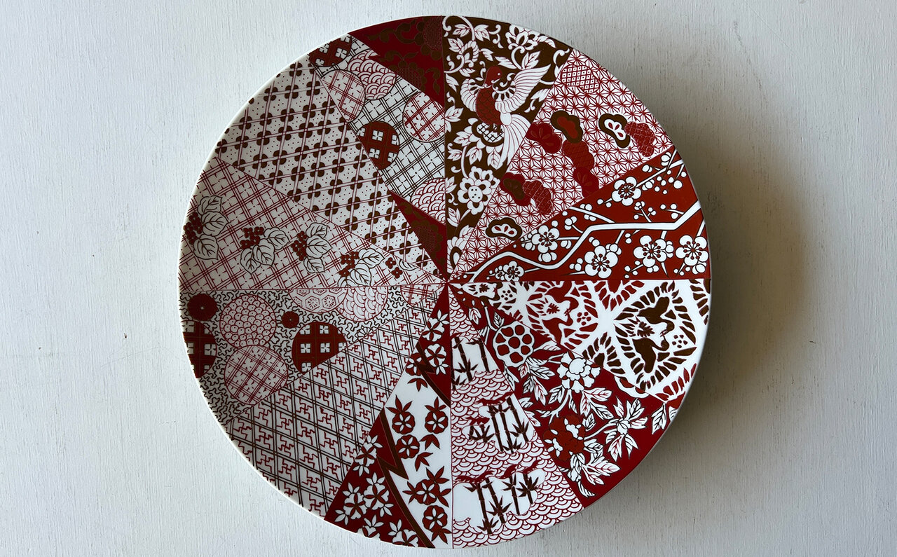 創業1804年の有田焼窯元が「旭日」をモチーフにしたフラットプレートを発表｜ARITA PORCELAIN LAB