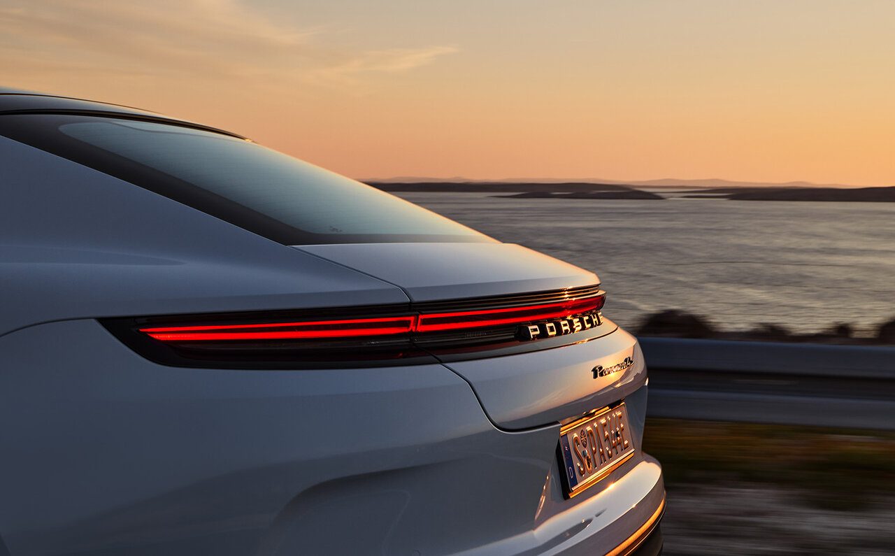 新ハイブリッドシステムで大幅パワーアップ──ポルシェ、新型パナメーラにPHEVモデルを導入｜Porsche