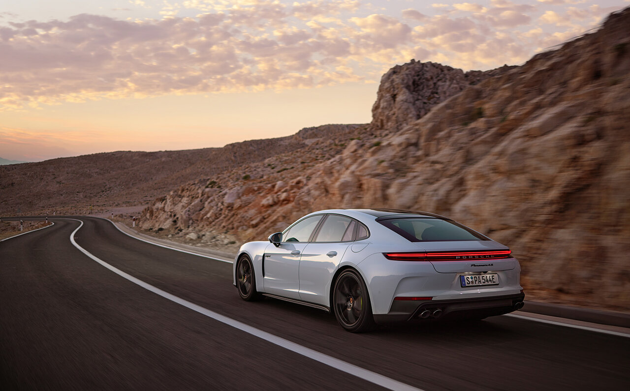 新ハイブリッドシステムで大幅パワーアップ──ポルシェ、新型パナメーラにPHEVモデルを導入｜Porsche