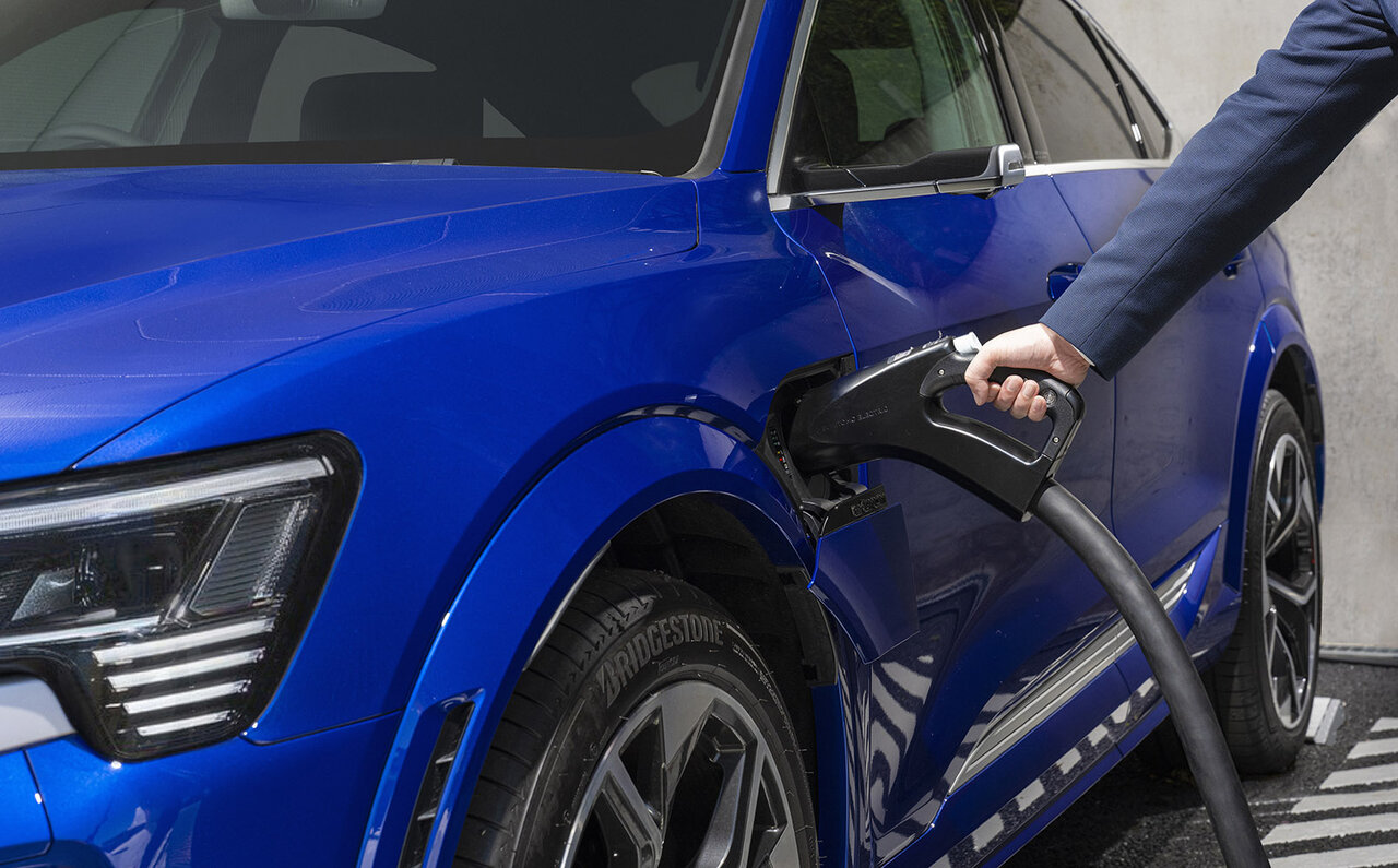 都市部におけるBEVの課題解決に──アウディがすべてのBEVユーザーに向け急速充電施設「Audi charging hub紀尾井町」をオープン|Audi