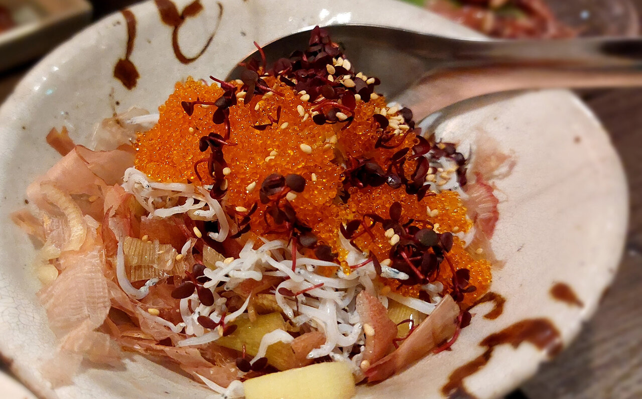 連載エッセイ|#ijichimanのぼやき「-美味しいのは大前提、大事なのは“間”と“距離感”- ひとりで行きたくなるお店」