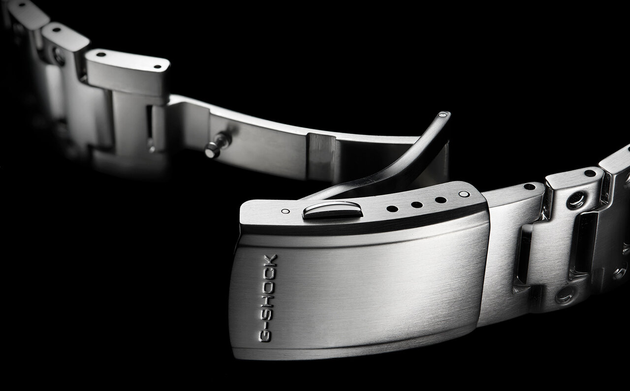 シンプルかつアイコニック！　フルメタル外装をさらりと楽しむ大人のG-SHOCK｜CASIO