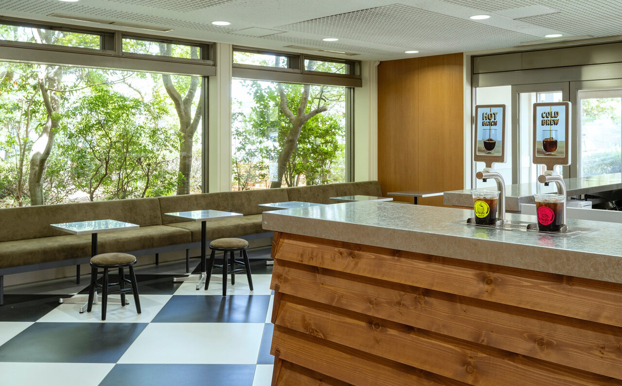 ゴルフ、コーヒーなどブランドの想いが詰まったゴルフ練習場が誕生。トランジットジェネラルオフィス直営『Pacific GOLF CLUB』｜LOUNGE