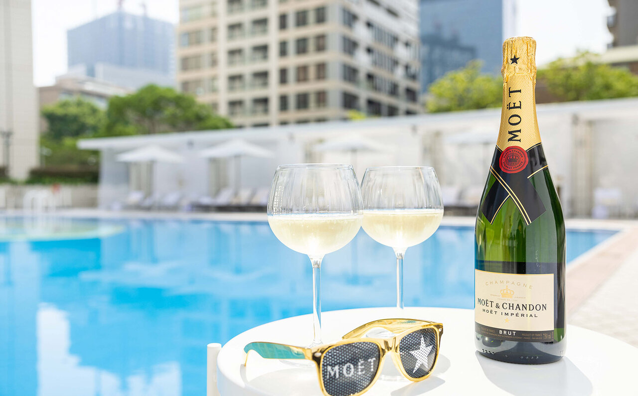 都会の真ん中でリゾート気分。「ANAインターコンチネンタルホテル東京」のプールサイドラウンジがオープン！｜TRAVEL