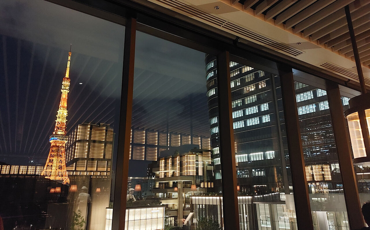 刻々と移ろう東京タワービューとエネルギッシュなライブキッチンに魂が心地よく揺さぶられる体験を｜JANU TOKYO