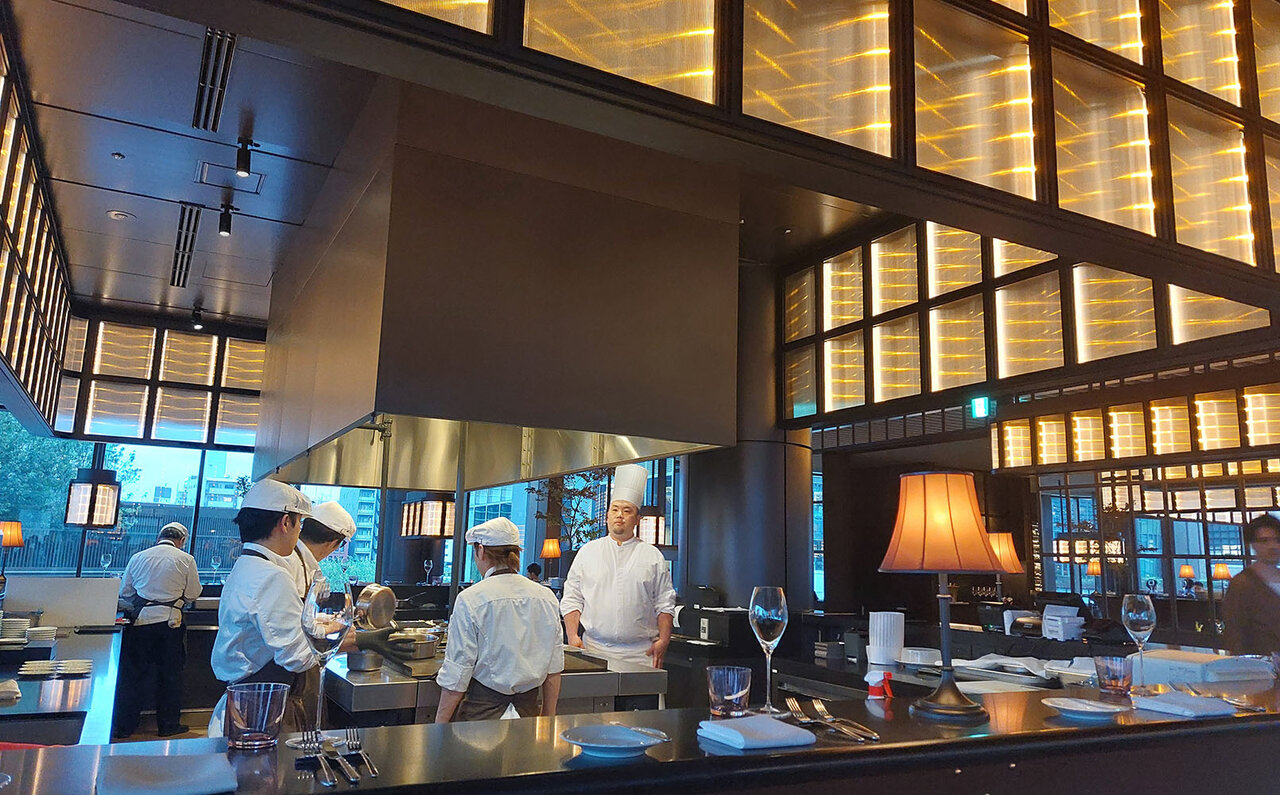 刻々と移ろう東京タワービューとエネルギッシュなライブキッチンに魂が心地よく揺さぶられる体験を｜JANU TOKYO