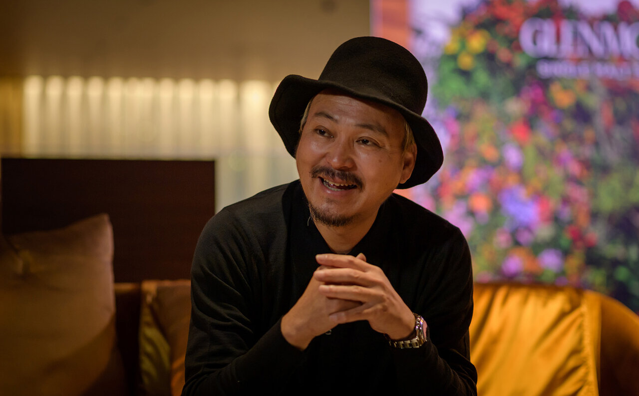 フラワーアーティスト・東 信がグレンモーレンジィと造り上げた「森羅万象」を描くウイスキーを試す