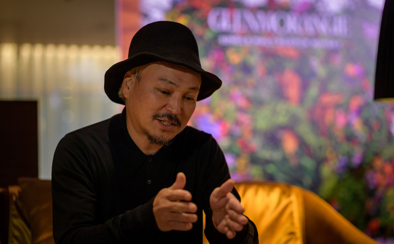 フラワーアーティスト・東 信がグレンモーレンジィと造り上げた「森羅万象」を描くウイスキーを試す