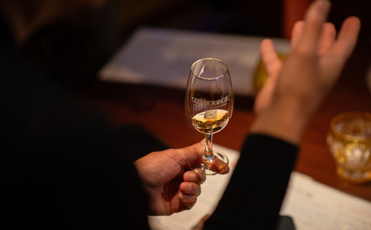 フラワーアーティスト・東 信がグレンモーレンジィと造り上げた「森羅万象」を描くウイスキーを試す