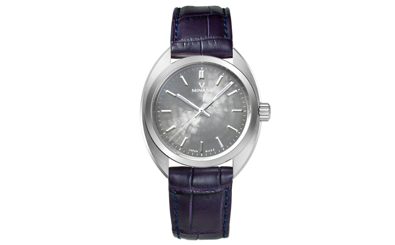 MINASEの雪平文字盤が光と影を操る