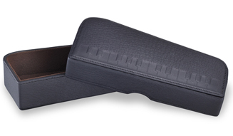 「モア・トゥリーズ レザー」を使用したケース