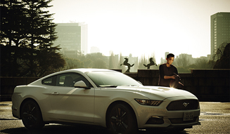 村上 淳が着こなす、最新のマスタング｜Ford Mustang
