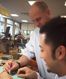 スイスで活躍する日本人時計師