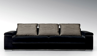 FENDI|「バッグ バグズ」をあしらったアームチェアをミラノサローネにて発表