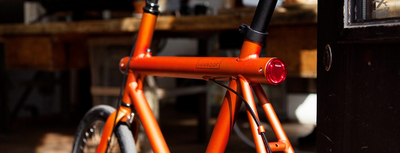 多くのVANMOOFの自転車がフレームにライトとテールランプを内蔵