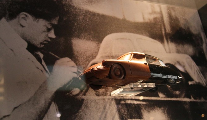 オリジナルDSのクレイモデルと、デザイナーのフラミニオ・ベルトーニ