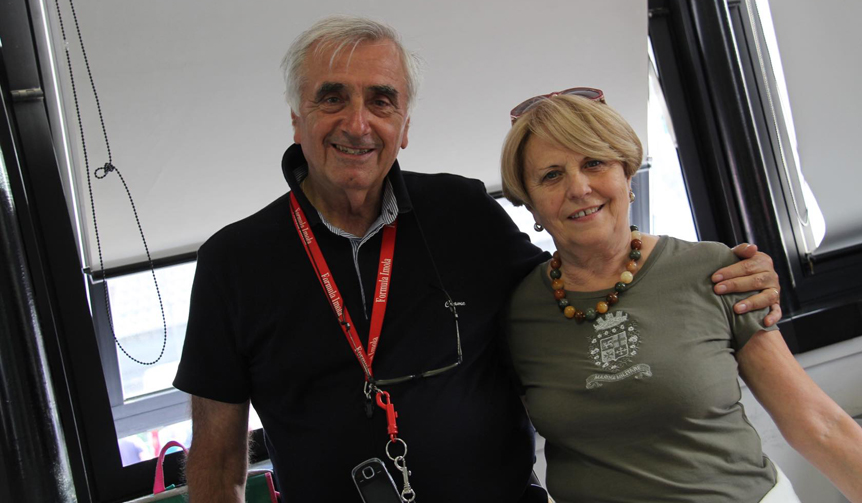 スワップミートは毎年3日間。グラツィア夫人（右）は、40年近くにわたって大切な助っ人を務めてきた。