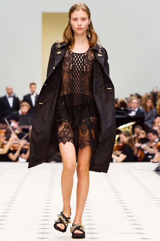 Burberry-Womenswear-S_S16-Collection---Look-1